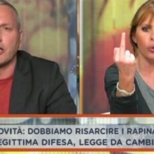 Daniele Martinelli (M5s) alla Mussolini: "Se sparo a suo marito?". Lei fa dito medio