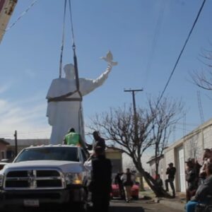 Papa Francesco, mega statua al confine tra Messico e Usa
