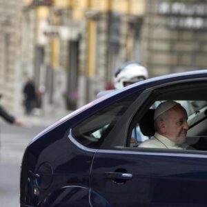Papa Francesco, incidente per la sua scorta in via Cola di Rienzo