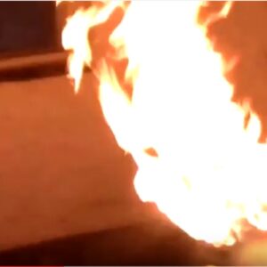 Pompiere eroe porta fuori dal palazzo bombola del gas in fiamme