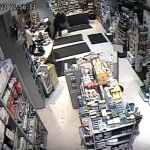 Cliente affronta rapinatore in farmacia e lo mette in fuga