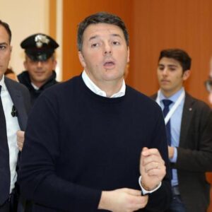 Pd, Renzi frenato da scissione: "Ok congresso-primarie ma chi perde..."