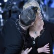 Sanremo, Robbie Williams bacia Maria De Filippi FOTO 2
