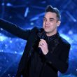 Sanremo, Robbie Williams bacia Maria De Filippi FOTO 3