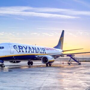 Ryanair offre lavoro in Italia, selezioni per hostess e steward: il calendario