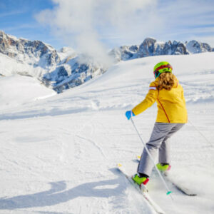 Friuli, lezioni di sci gratis per immigrati. Lega insorge: "Dovrebbero farle per i nostri bambini"