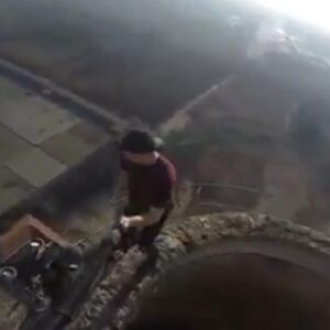 Scalano ciminiera alta 110 metri senza protezioni per realizzare un selfie
