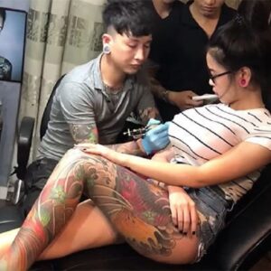 YOUTUBE Il seno le esplode durante un tatuaggio: ma era uno scherzo