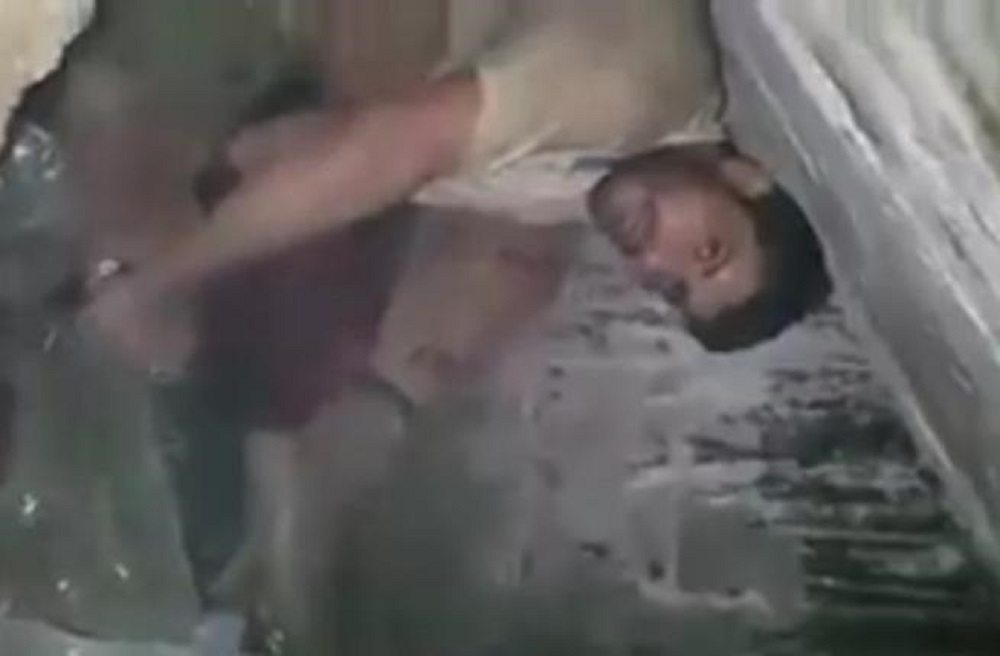 Suleiman al Huti, il soldato libico che sfida il boia Isis prima di morire VIDEO