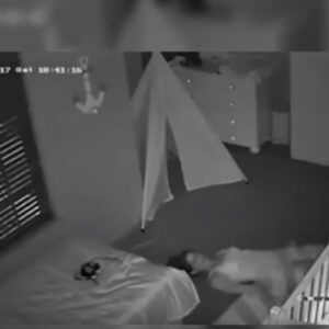 Mamma striscia sul pavimento per uscire dalla stanza mentre figlio dorme