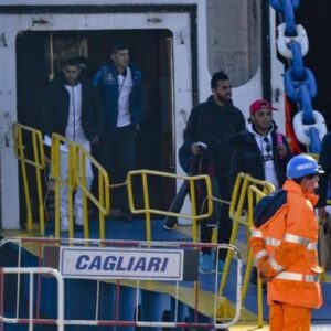 Passeggeri derubati da migranti espulsi, notte da incubo su nave per Napoli