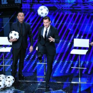 Sanremo, Totti show sul palco: pallonate, battute, gaffe, sfottò alla Lazio