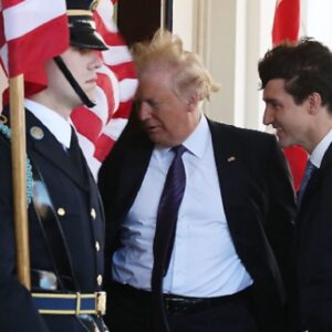 YOUTUBE Donald Trump, vento gli alza i capelli e mostra il cerone