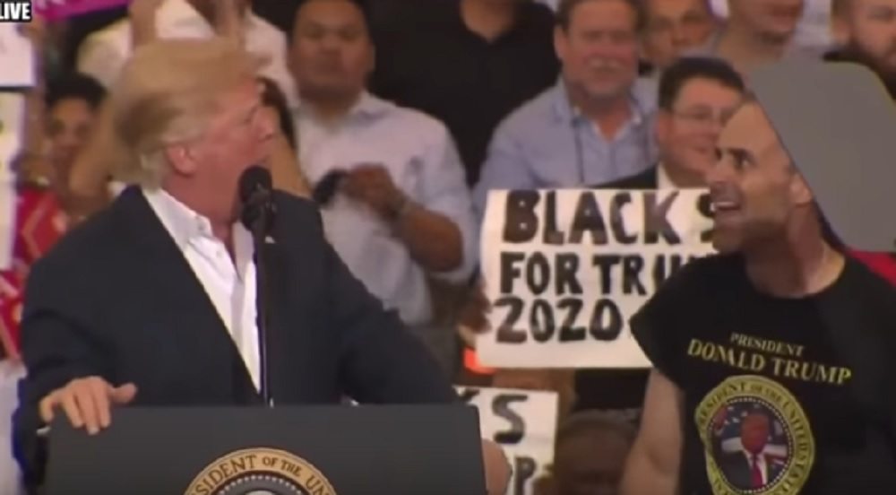 YOUTUBE Donald Trump fa salire sul palco un supporter: "E' un grande"