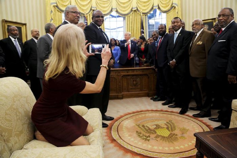 Consigliera Trump con le ginocchia sul divano della Casa Bianca FOTO4
