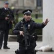 Terrorismo attacca a Londra, auto sulla folla e spari fuori dal Parlamento1
