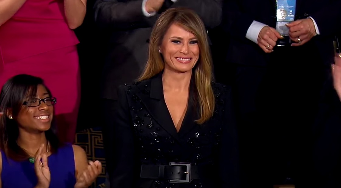 YOUTUBE Trump presenta Melania al Congresso: standing ovation per la first lady