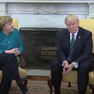 Trump e Merkel, incontro teso: distanti sui migranti. E stretta di mano negata FOTO-VIDEO