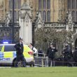 Attentato Londra, auto sulla folla e spari fuori dal Parlamento4