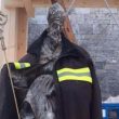 Norcia: statua di san Benedetto intatta con la divisa da pompiere FOTO