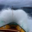 L'onda che travolge il traghetto: la foto perfetta di un marinaio 02