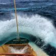 L'onda che travolge il traghetto: la foto perfetta di un marinaio 04