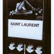 Yves Saint Laurent, pubblicità con donna sui pattini con tacchi a spillo 2