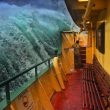L'onda che travolge il traghetto: la foto perfetta di un marinaio 01