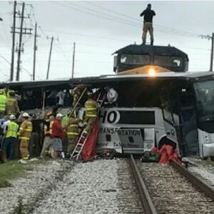 YOUTUBE Treno travolge bus a Biloxi: almeno 3 morti e 50 feriti tra le lamiere