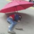A 7 anni si lancia con l'ombrello dalla finestra per imitare eroe dei cartoni