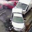 Distruggono tre auto in sosta e scappano via