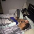 Trova fidanzata a letto con altro uomo scatta selflie e li posta su Facebook FOTO