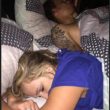 Trova fidanzata a letto con altro uomo scatta selflie e li posta su Facebook FOTO