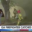 Vigile del fuoco afferra bambino che si lancia dalla finestra della casa in fiamme