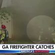 Vigile del fuoco afferra bambino che si lancia dalla finestra della casa in fiamme