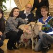 Laura Boldrini insieme ai due agnellini che ha adottato