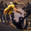 Macedonia, attivisti di destra fanno irruzione in Parlamento: deputati feriti, anche Zaev05