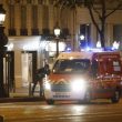 Una ambulanza sugli Champs Elysées (Foto Ansa)