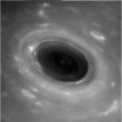 La foto di un vortice nell'atmosfera di Saturno scattata dalla sonda Cassini