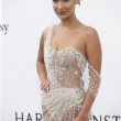 Bella Hadid, abito con spacco inguinale a Cannes