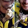 Gattino non smette di leccare il viso al ciclista che l'ha salvato