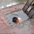 YOUTUBE Idraulico si immerge in strada nella buca piena d'acqua