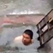 YOUTUBE Idraulico si immerge in strada nella buca piena d'acqua