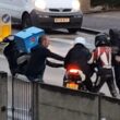 Londra, aggredito mentre cerca di evitare furto scooter