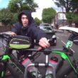 Londra, cerca di rubare bicicletta legata ad auto