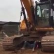 Operaio solleva escavatore da 30 tonnellate