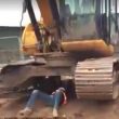 Operaio solleva escavatore da 30 tonnellate