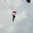 Paracadutista cade sui cavi dell'alta tensione