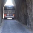 Pullman passa nel tunnel stretto: l'abilità del conducente