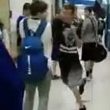 Studenti nel corridoio, improvvisamente uno colpisce l'altro con un pugno